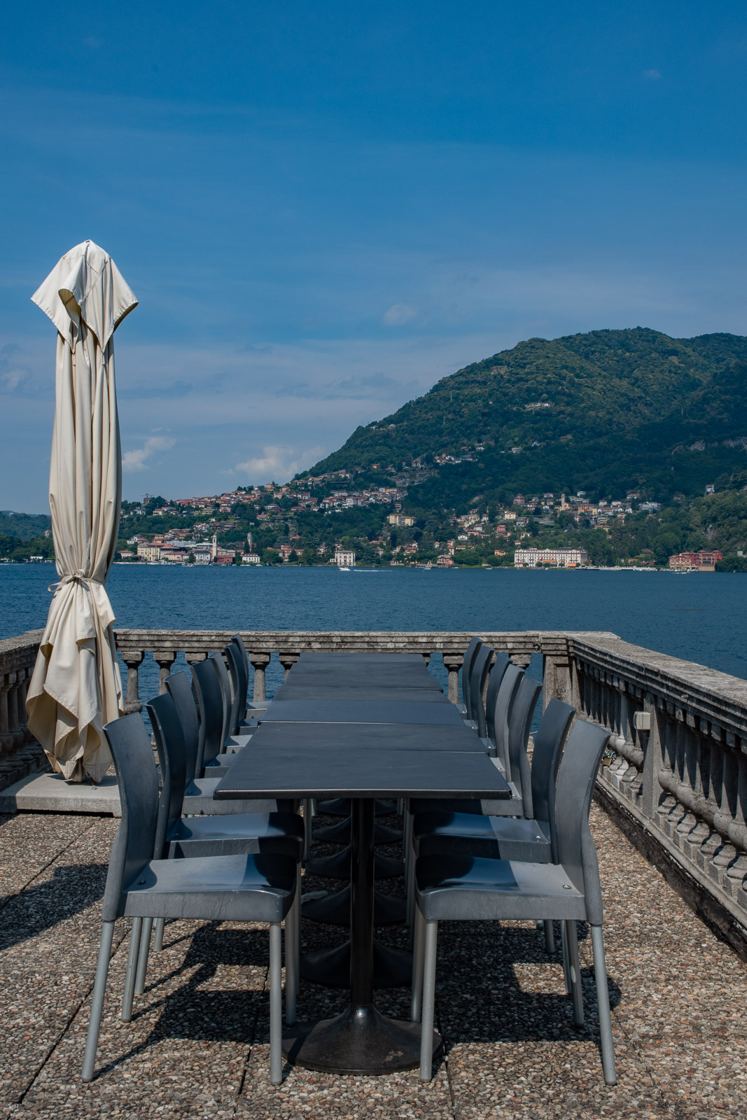 restaurant momi's tables